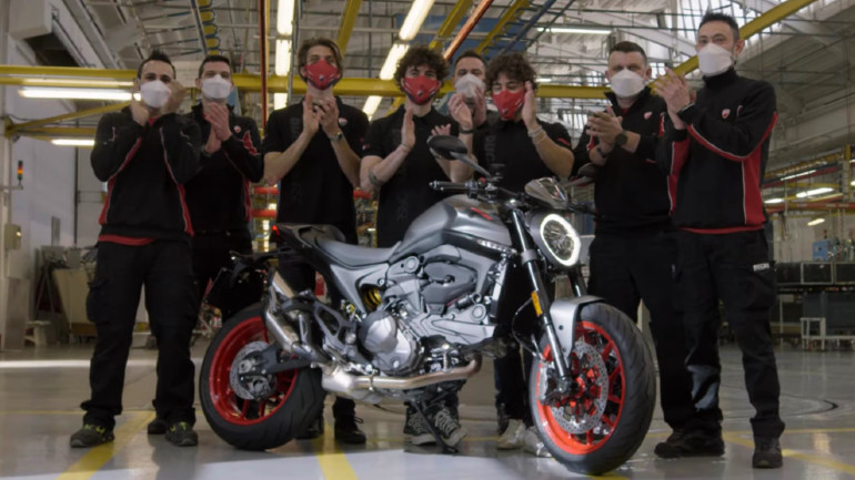 Τρεις αναβάτες MotoGP υποδέχονται το νέο Ducati Monster